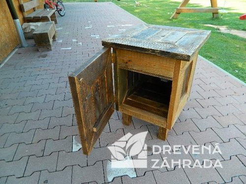 Nočný stolík z masívu starého dreva